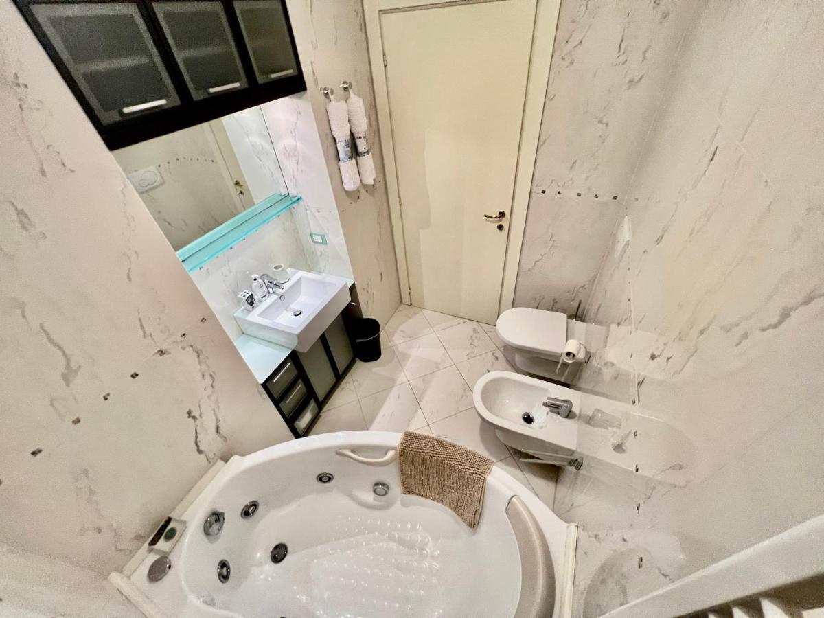 Divina Luxury Apartment With Jacuzzi Near The Lake Côme Esterno foto